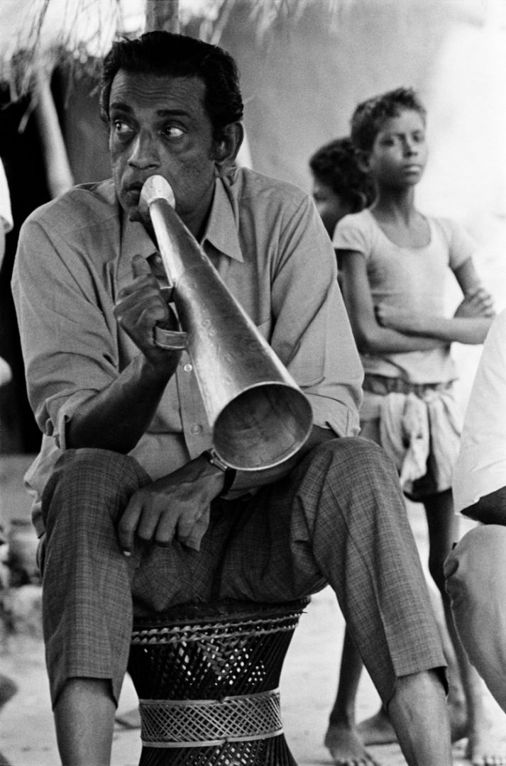 Ray on Set (Asani Sanket, Distant Thunder), 1963
